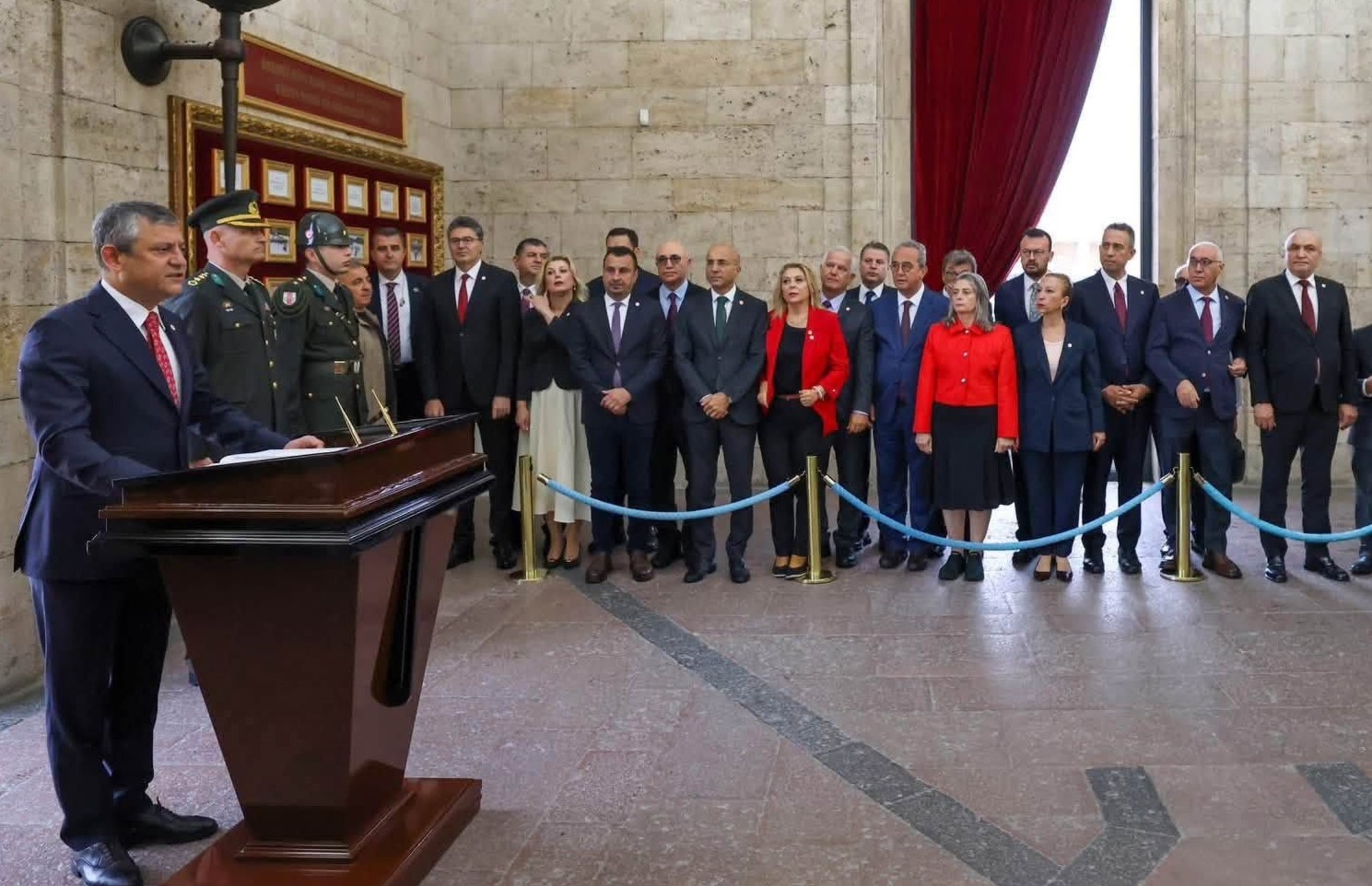 Özgür Özel’in Yeni Parti lideri Olarak Anıtkabir’e İlk ziyareti!