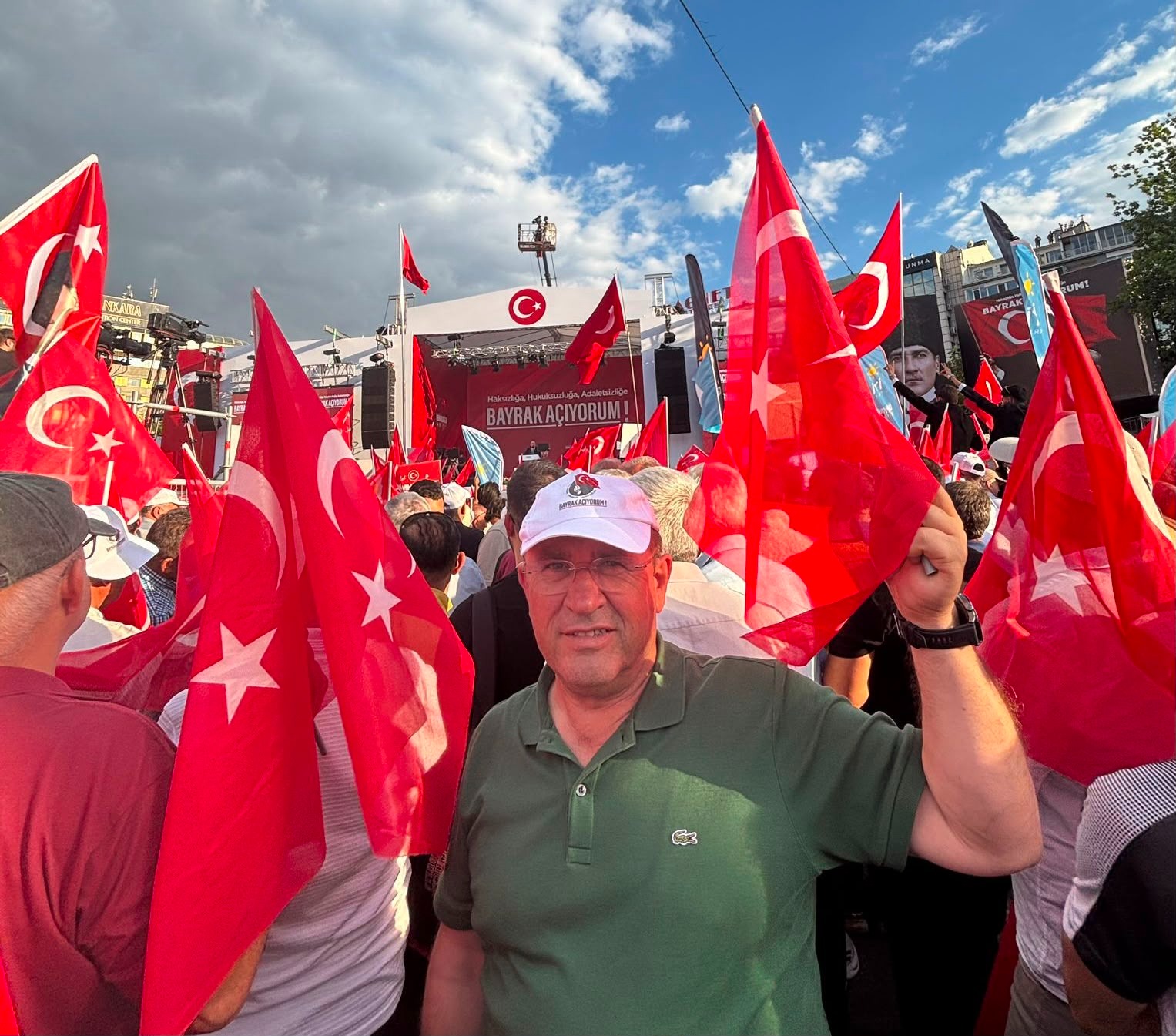 ANKARA’DA 200 BİN TÜRK BAYRAĞI KUVAYI MİLLİYE RUHUNU CANLANDIRDI