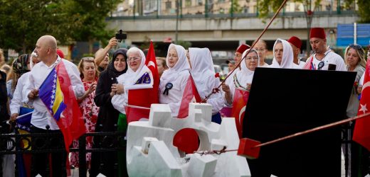 Srebrenitsa Soykırımı Şehitleri Kartal’da Karanfillerle Anıldı