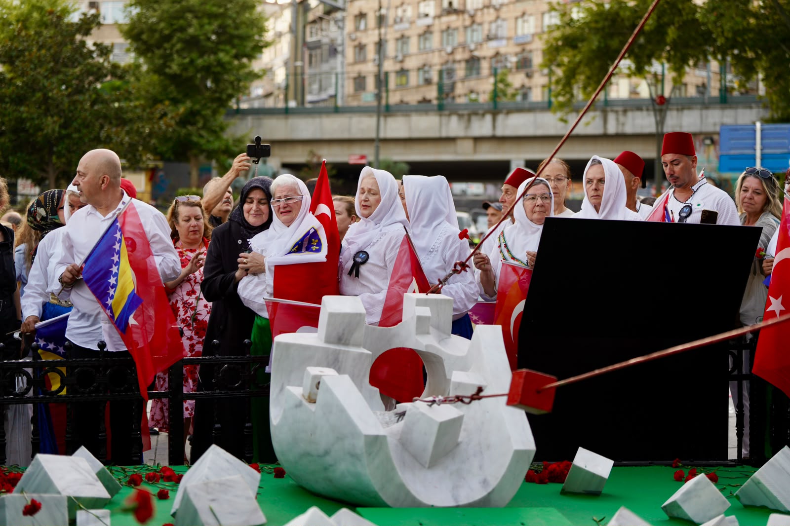 Srebrenitsa Soykırımı Şehitleri Kartal’da Karanfillerle Anıldı