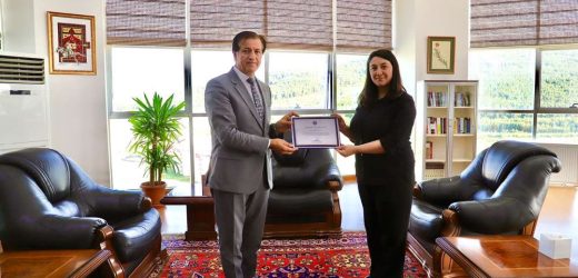 ARÜ Rektörü Prof. Dr. Öztürk Emiroğlu Başarılı Çalışmalar Yürüten İdari Personelimize Teşekkür Belgesi Takdim Etti