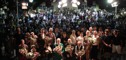 ŞAFAK SEZER’İN YENİ OYUNU “KARANLIKTA KUMPAS” ALİAĞA’DA PERDE AÇTI