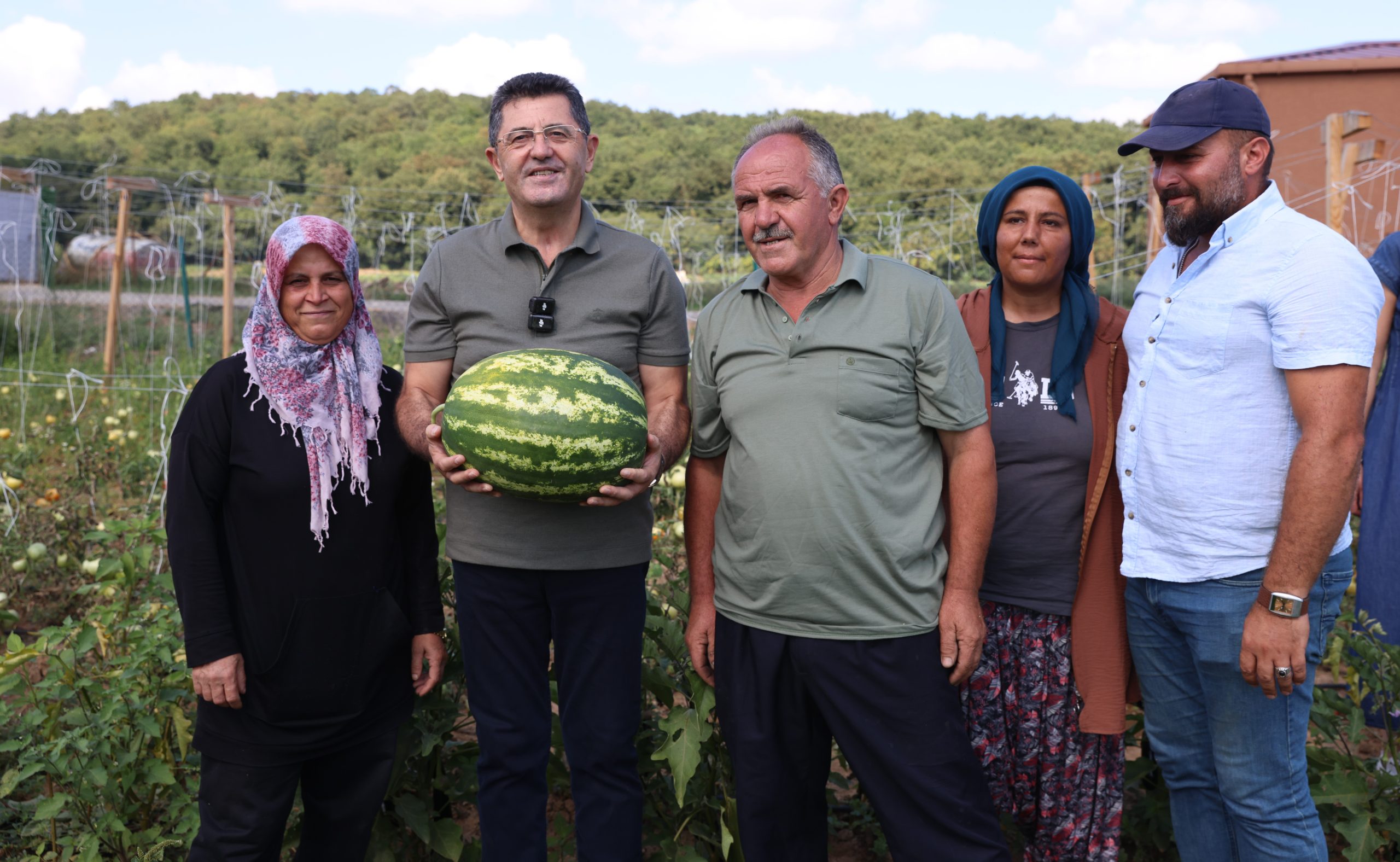 ÇEKMEKÖY’DE TARLADAN SOFRALARA SOSYAL BELEDİYECİLİK