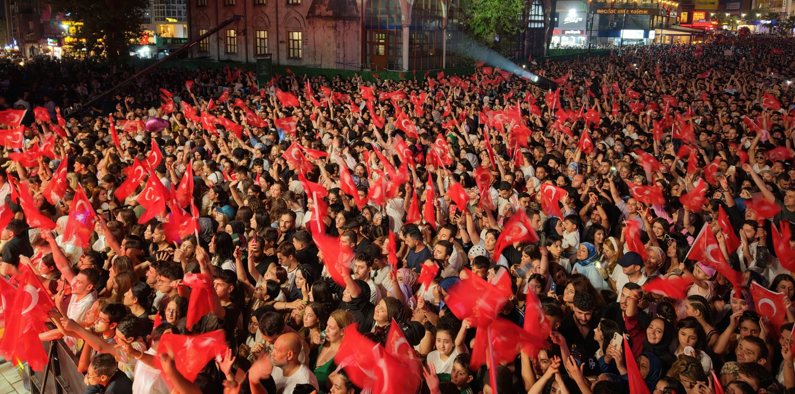 GAZİOSMANPAŞA’DA 200 BİN KİŞİ ZAFER İÇİN TEK SES OLDU,