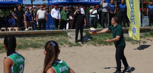 Derince’de Plaj Voleybolu Heyecanı Başladı