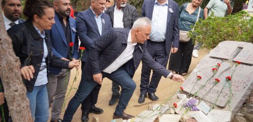 TUNCEL KURTİZ, EDREMİT’TE KABRİ BAŞINDA ANILDI
