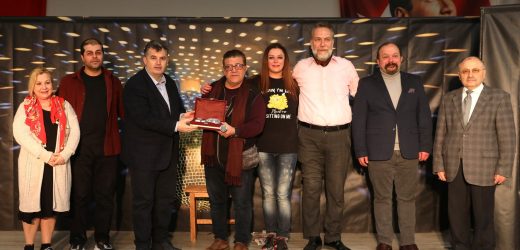 KINIK BELEDİYESİ “PEMBE ASLINDA SİYAHTIR” ADLI TİYATRO OYUNUNU ÖĞRENCİLERLE BULUŞTURDU