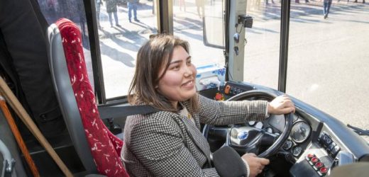 Mersin’de 25 Kadın Aday, Otobüs Şoförlüğü İçin Direksiyon Sınavından Geçti