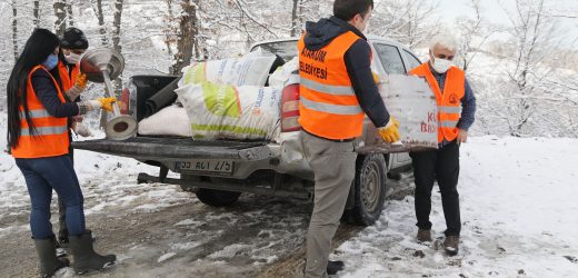 Atakum Belediyesi’nden 42 farklı noktada kuşlara yem desteği