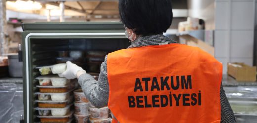 Atakum Belediyesi’nin  sıcak aş desteği  tam kapanmada da sürüyor