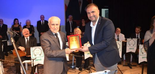 AYVALIK EĞİTİME DESTEK DERNEĞİ YARARINA, KORİST ÖMER ÖNER’İN ANISINA KONSER DÜZENLENDİ