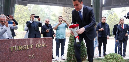 ALİ BABACAN, TURGUT ÖZAL’I MEZARI BAŞINDA ANDI
