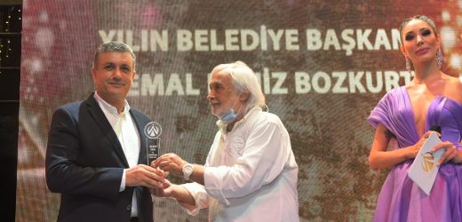 ESENYURT BELEDİYE BAŞKANI KEMAL DENİZ BOZKURT, YILIN BELEDİYE BAŞKANI SEÇİLDİ