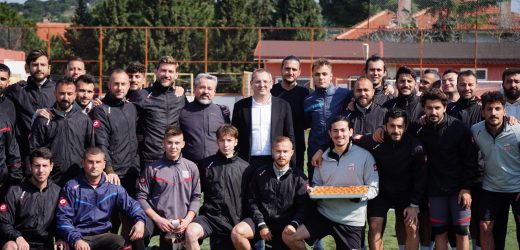 BAŞKAN MESUT ERGİN’DEN AYVALIKGÜCÜ BELEDİYESPOR ANTRENMANINA SÜRPRİZ ZİYARET