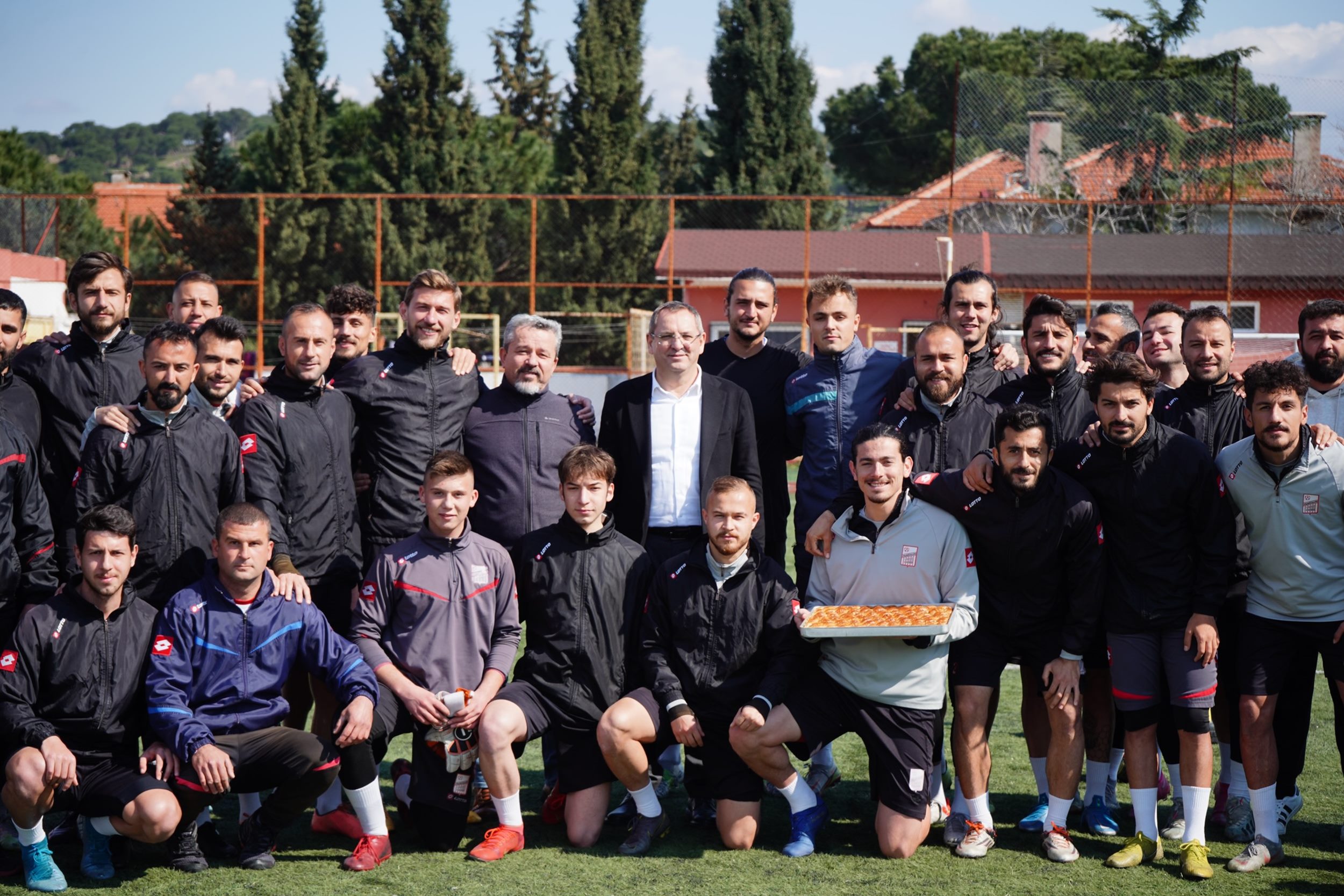 BAŞKAN MESUT ERGİN’DEN AYVALIKGÜCÜ BELEDİYESPOR ANTRENMANINA SÜRPRİZ ZİYARET