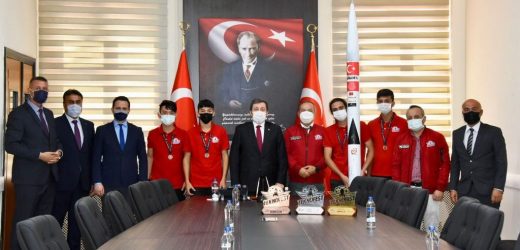 Teknofest 2021’de Roket Yarışması Orta İrtifa Kategorisinde Türkiye 3’üncüsü olan Gökova Roket Takımı’ndan Vali Orhan Tavlı’ya Ziyaret