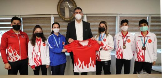Başkan Gökhan Yüksel ödüllü sporcularla bir araya geldi