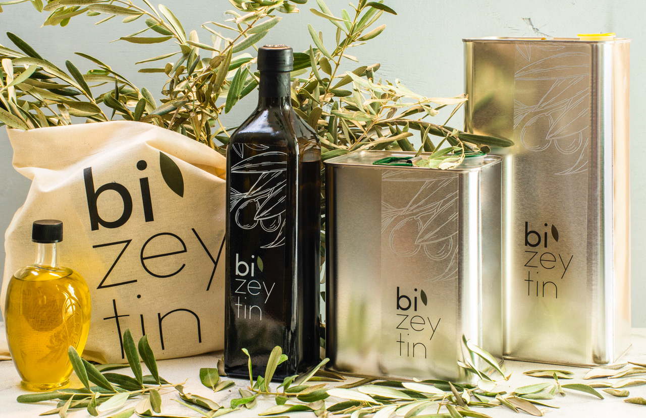 İda ve Madra Dağları arasında kalan vadide, geleceği ve doğal kaynakları koruyarak, geleneksele bağlı ama gelişmiş teknoloji ile üretilen butik zeytinyağı Bi’Zeytin tüketici ile buluşuyor