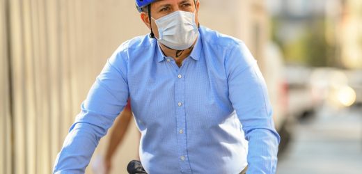 KORONAVİRÜSÜ ATLATTI, İKİNCİ GÜN BELEDİYEYE BİSİKLETLE GELDİ