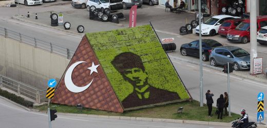 Adana Büyükşehir Belediyesi, Atatürk’ü Her Yere Nakşediyor