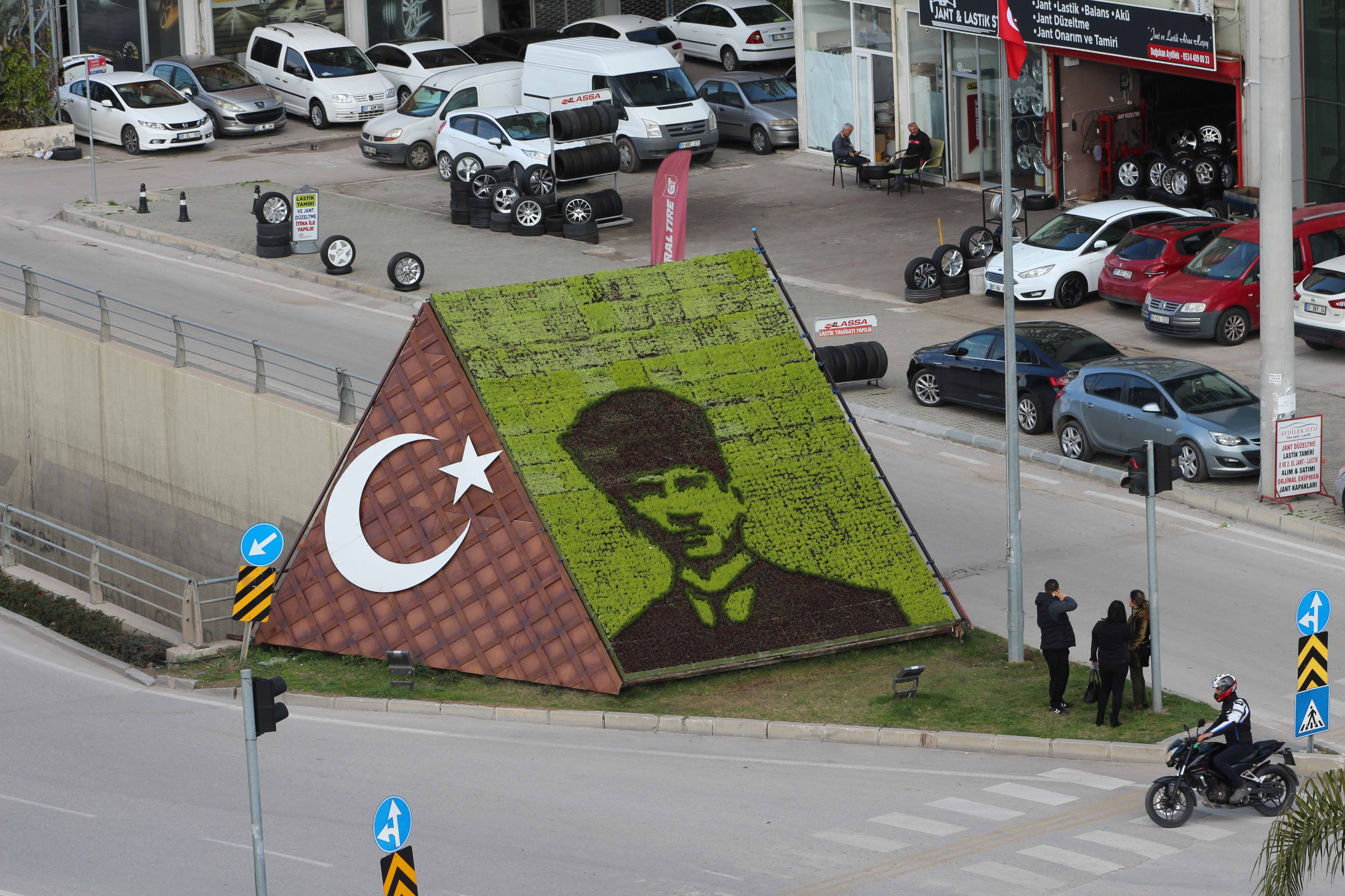 Adana Büyükşehir Belediyesi, Atatürk’ü Her Yere Nakşediyor