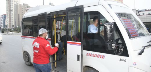 Büyükşehir iftar sofrasına oturamayanlar için sıcak çorba dağıtıyor