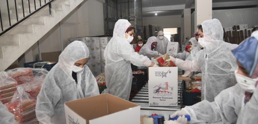 Adana Büyükşehirden harıl harıl sosyal yardım çalışması