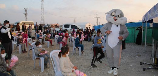 Tarım işçilerinin çocukları bir günlüğüne de olsa geçim derdini unutup eğlendi