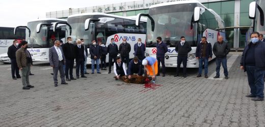 Iğdırlı Turizim yeni araçları Kurban keserek Halka tanıttı.