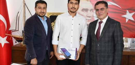Başkan Toksöz’den başarılı öğrenciye tablet