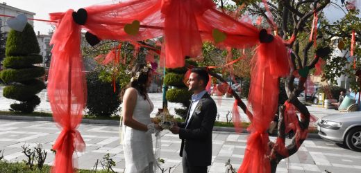 EDREMİT BELEDİYESİ 14 ŞUBATI HEDİYELERLE KUTLUYOR