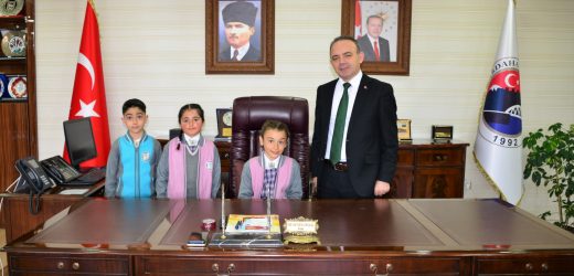 Vali Hüseyin Öner, Koltuğunu Çocuk Vali, Nisanur Güzel’e Bıraktı