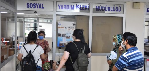 EDREMİT BELEDİYESİNDEN BAYRAMLIK HEDİYESİ