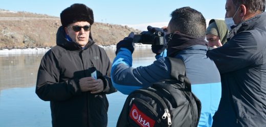 BAŞKANI DEMİR: “MİLLİ PİYANGO BİLETİNDE ‘ÇILDIR GÖLÜ KARS’ YAZILMASI BİZİ ÜZDÜ”