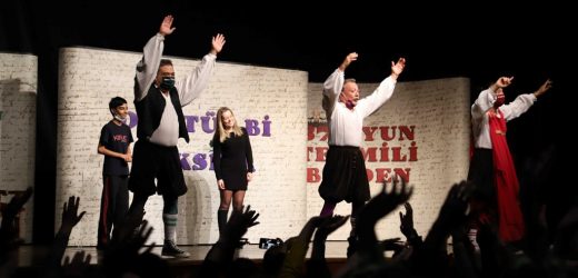 ‘Döktür Bi Şekspir’ Adlı Oyun Kartal’da İzleyici ile Buluştu