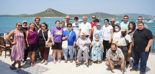 AYVALIK’TA ENGELSİZ TATİLİN KEYFİNİ ÇIKARDILAR