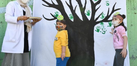 ESENYURTLU MİNİKLER GELECEĞE AĞAÇ DİKTİ