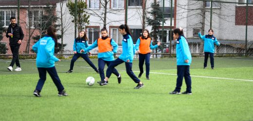ESENYURT’TA KIZ ÇOCUKLARINA ÖZEL FUTBOL KURSU