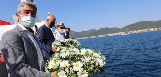 ŞEHİTLER ANISINA DENİZE ÇELENK BIRAKTILAR