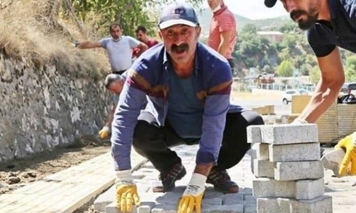 Komünist Başkan Fatih Mehmet Maçoğlu parke taşı döşedi