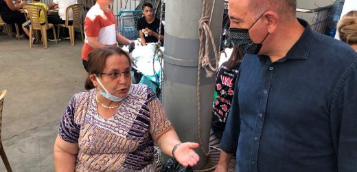 CHP’Lİ TEKİN’E BOŞ PAZAR TORBASINI GÖSTEREN YAŞLI KADIN: “BU SENE DAHA AĞZIMA ŞEFTALİ, İNCİR SÜRMEDİM”