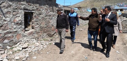 BAŞKAN DEMİR VE EŞİNDEN KÖY OKULUNA ANLAMLI ZİYARET