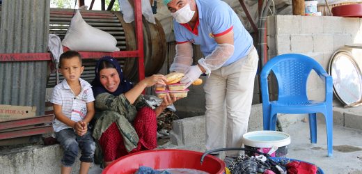 Adana Büyükşehir’den, uluslararası iş birliği ile tarım işçilerine sıcak yemek