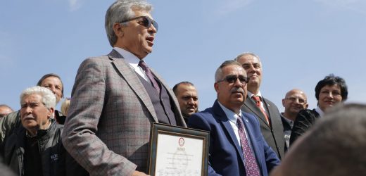 Edremit’in yeni Başkanı Hasan Arslan mazbatasını aldı