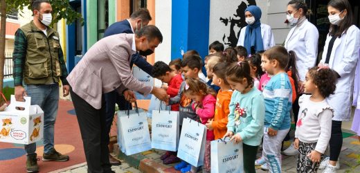 HARÇLIKLARI İLE SOKAK HAYVANLARINA MAMA ALDILAR!