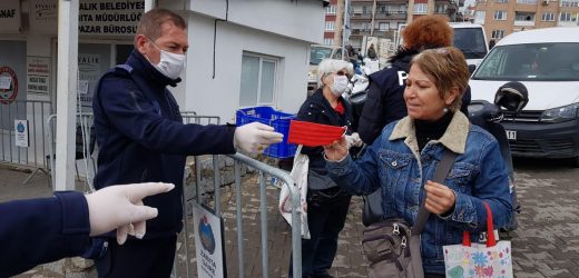 Semt Pazarlarında Ayvalık Belediyesi Maskesi Olmayanlara Maske Dağıttı