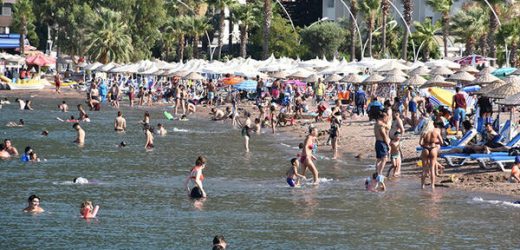 Marmaris’te Koronavirüse rağmen sahiller doldu taştı