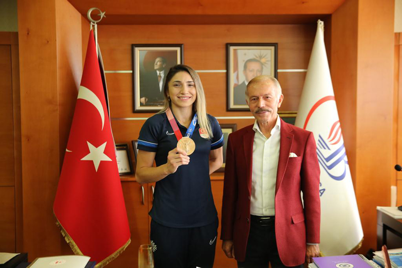 OLİMPİYAT MADALYALI MERVE ÇOBAN’DAN BAŞKAN AYDINER’E ZİYARET