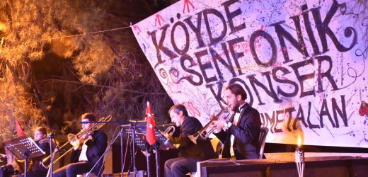 Köyde, traktör kasasında odun ateşi ışığında senfonik konsere yoğun ilgi