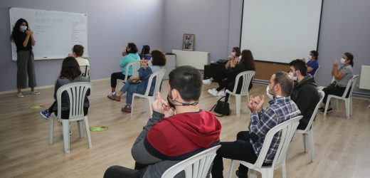 İşaret diliyle hutbe okumak için Buca Belediyesi kurslarına başladı.